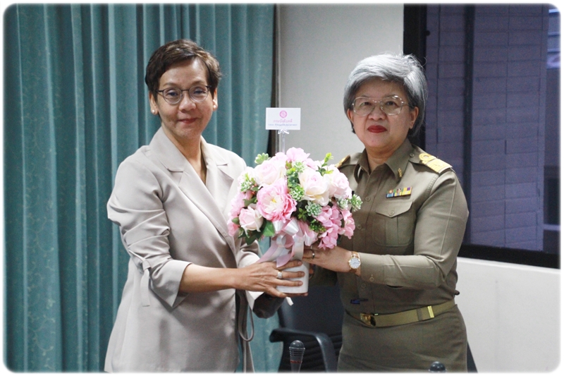 ﻿อธิบดีกรมบังคับคดีได้มอบดอกไม้แสดงความขอบคุณให้กับ อนุกรรมการผู้ทรงคุณวุฒิด้านการบริหารและจัดการ ใน อ.ก.พ. กรมบังคับคดี